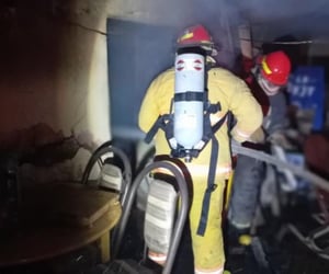 En la vivienda habita un hombre que, afortunadamente, resultó ileso.  La madrugada del viernes, un voraz incendio consumió parte de una vivienda