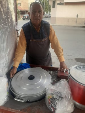 “Tener un oficio y platicar con la gente, te alimenta”  ¿Qué lo hace famoso, por qué tanta gente lo busca? 'Porque vendo tacos sabrosos al vapor de papita,