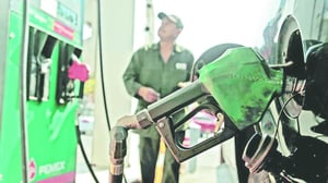    La gasolina premium incrementó tres centavos, a 25.56 pesos por litro en promedio a nivel nacional, mientras que la Magna se mantuvo en 23.98 pesos