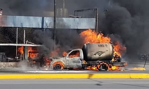 Cuerpos de seguridad y rescate se movilizaron a la zona del incendio.  Un impresionante incendio desatado en una pipa de gas movilizó la tarde de este lunes