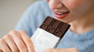 Una nueva investigación sugiere que el chocolate negro podría reducir el riesgo de desarrollar diabetes tipo 2.  Según el estudio, las personas que consumían