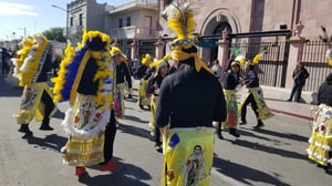 Con respecto al vestuario, la creyente, especificó que cada danzante se compra sus accesorios.   Siguiendo la tradición que le fue inculcada desde menor