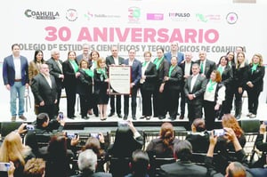 Entregan reconocimientos por 25 y 30 años de servicio a trabajadores de esta institución del estado.  Al encabezar la ceremonia del 30 aniversario del Colegio