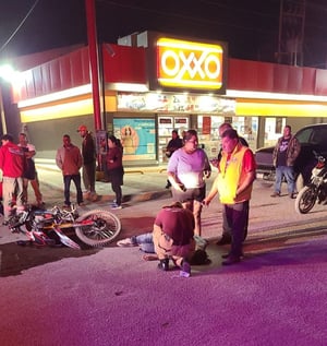 Paramédicos del Grupo de Rescate y Urgencias Médicas (GRUM) llegaron al lugar para atender a los lesionados.  Un motociclista que circulaba a exceso