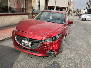 Afortunadamente, no se reportaron personas heridas.  Un fuerte choque entre una camioneta y un automóvil se registró la tarde del miércoles en un transitado