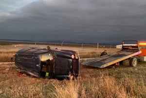 Tras verificar que no había personas en el lugar, los cuerpos de auxilio se retiraron.  Una aparatosa volcadura en la carretera 30, a la altura del aeropuerto