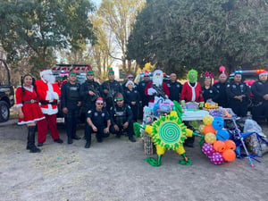 Los niños disfrutaron de los regalos que recibieron por parte de los oficiales.  En un emotivo gesto que refuerza los lazos entre las corporaciones