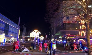 El conductor fue detenido; aún no está claro si se trató de un ataque terrorista  Un conductor atropelló a un grupo de personas en el mercado