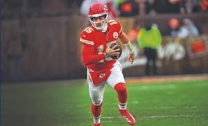 Ya con su pase a Playoffs asegurado, los Chiefs buscan acabar como líderes de la AFC; Pittsburgh se prueba con Baltimore  Patrick Mahomes no se encuentra