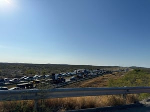 Filas interminables para permisos agravan el tráfico en Allende.  La carretera 57, a la altura de Allende, Coahuila, enfrenta un caos vehicular debido