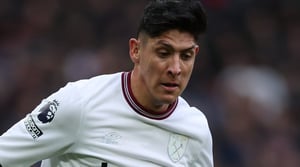 Edson Álvarez usó una playera con dedicatoria previo al partido entre West Ham y Brighton de la Jornada 17 de la Premier League que terminó con empate