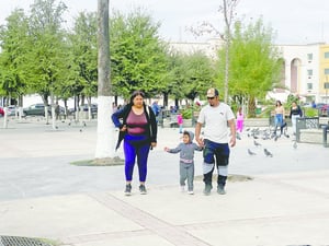 Las familias temen robos o incendios por luces navideñas o el árbol, riesgos comunes durante la temporada, según el asesor.  Temen a un accidente en carretera