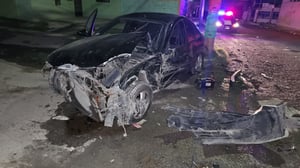 El impacto fue tan fuerte que el Sentra quedó casi irreconocible.  Un fuerte accidente vial ocurrió la madrugada del domingo en la colonia Colinas de Santiago