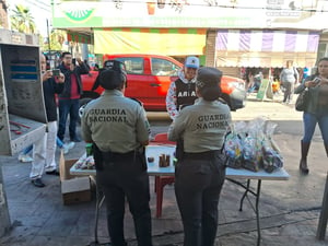 Los comerciantes accedieron a retirarse para evitar sanciones.  Elementos de la Guardia Nacional realizaron un recorrido de proximidad social en la Zona Centro