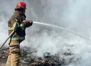 Incendio controlado sin víctimas ni daños mayores.  La Alcaldesa de la localidad, Laura Jiménez 'La Gachupina', supervisó y dio instrucciones para sofocar