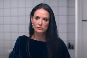 La actriz interpreta a Elisabeth Sparkle, una estrella de TV atrapada en un oscuro dilema de identidad.  Tras más de 40 años de carrera, Demi Moore vive