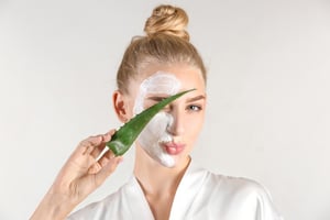 Dale a tu piel el cuidado que se merece con esta mascarilla de sábila.  Si quieres una piel suave, luminosa y joven por más tiempo, la sábila puede convertirse