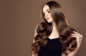 Aquí te compartimos algunos tips sencillos para ayudarlo a crecer más fuerte y saludable.  ¿Te gustaría lucir un cabello con más textura y movimiento, pero