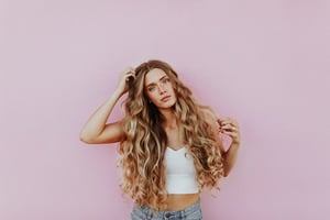 ¿Te has preguntado cuánto puede crecer tu cabello en un mes? Descubre los secretos detrás del crecimiento capilar.   ¿Alguna vez te has preguntado cuánto