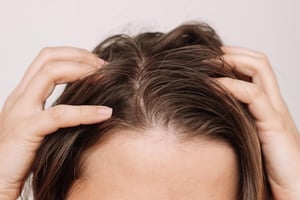 Siguiendo estos sencillos pasos, lograrás equilibrar la producción de sebo y mantener tu cabello con un aspecto fresco y saludable durante todo el día.