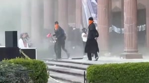     Personas encapuchadas provocan grandes destrozos en el congreso del estado.  Fue terror lo que provocaron un grupo de personas encapuchadas