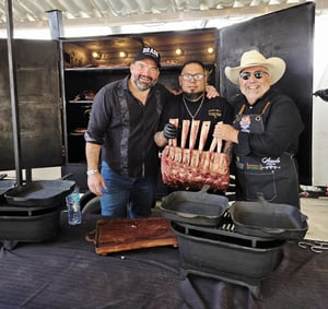 Jorge García y Antonio Garza, dos figuras clave en la gastronomía, destacaron como jurados en el Festival de la Carne Asada de Sabinas.  Jorge García,