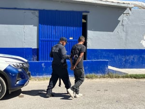 Un hombre fue arrestado la mañana de este lunes en la colonia Héroes del 47 de Monclova tras ser sorprendido inhalando sustancias tóxicas en la vía pública.