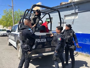 Elementos de la Policía Preventiva de Monclova detuvieron a dos hombres que fueron sorprendidos con un foco con rastros de 'cristal' en la colonia Buenos