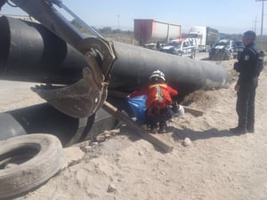 Un hombre perdió la vida en un accidente laboral en Ramos Arizpe, al ser aplastado por un pesado tubo de acero mientras realizaba trabajos en una obra cerca