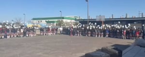     Estudiantes, maestros y familiares despidieron con profunda emoción a Valeria Ferniz en la EBURR, donde lanzaron globos blancos en su honor y recordaron