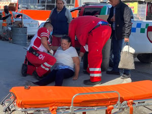 Una mujer de la tercera edad sufrió una posible fractura en el brazo izquierdo tras resbalar en la Zona Centro de Frontera. La policía y la Cruz Roja acudieron