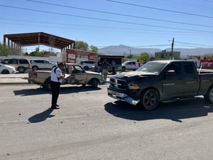    Un fuerte choque entre una Dodge Ram y una Ford Ranger en la colonia Tierra y Libertad de Monclova causó importantes daños materiales, pero sin víctimas