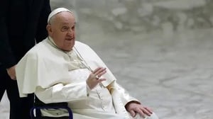 El Vaticano informó que el papa Francisco, hospitalizado por problemas respiratorios, se mantiene 'estable' con una leve mejoría, aunque su cuadro sigue siendo