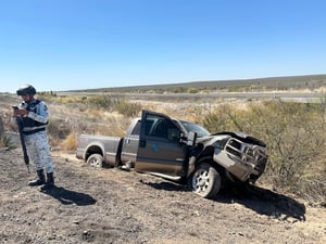 Un conductor originario de Monclova sufrió una volcadura en la carretera Premier, en Allende. Bomberos locales realizaron un rescate oportuno, trasladando