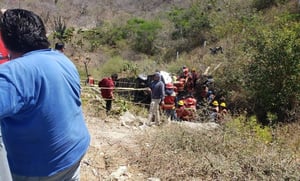 El Senado guardó un minuto de silencio por las 18 personas fallecidas en un accidente carretero en Oaxaca, ocurrido tras la asamblea de Claudia Sheinbaum.