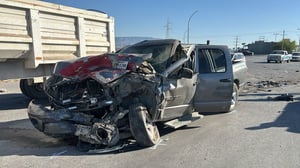 Un fuerte choque entre dos camionetas Dodge Ram en la carretera federal 57, a la altura del libramiento Eliseo Mendoza Berrueto en Monclova, dejó daños