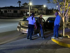    Un adulto mayor provocó un accidente de tráfico en Monclova y, tras el incidente, exigió el pago de los daños a bastonazos al conductor afectado, quien