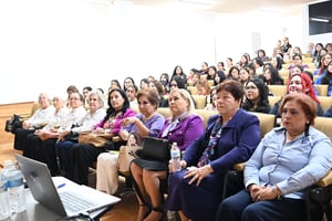 Durante la mañana, un grupo de alumnas de la Facultad de Contaduría y Administración (FCA) tuvo la oportunidad de asistir a la conferencia titulada