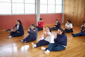 Un grupo de aproximadamente 20 estudiantes de psicología de una universidad local lleva a cabo trabajo comunitario en escuelas especializadas en la atención