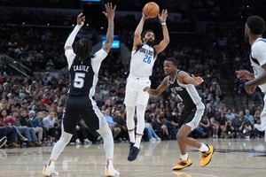 Spencer Dinwiddie brilló con 28 puntos, y los diezmados Mavericks de Dallas lograron poner fin a una racha de cinco derrotas al imponerse 133-129 sobre