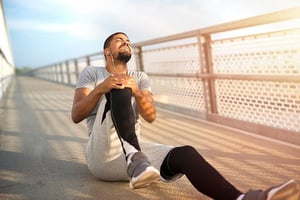 Una caída desafortunada mientras corres, esquías o practicas algún deporte puede ocasionar lesiones en la rodilla, afectando a los atletas y aumentando