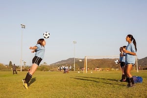 Un ajuste simple en las reglas del fútbol juvenil logró reducir significativamente el riesgo de conmoción cerebral en los jugadores, según un estudio reciente.