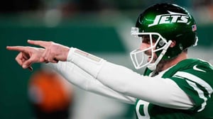    Aaron Rogers fue dejado libre por los Jets    Por primera vez, en una carrera que acabará llevándolo hasta el Salón de la Fama, el quarterback Aaron Rodgers