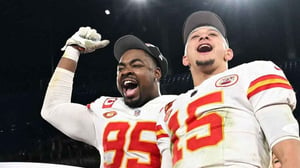    Los Chiefs reestructuraron contratos con Patrick Mahomes y Chris Jones    - Los Kansas City Chiefs han reestructurado los contratos del quarterback Patrick