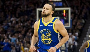    Un error de Nike hizo que Stephen Curry firmara con otra marca    Stephen Curry es uno de los jugadores insignia de la NBA, lo que lo ha llevado