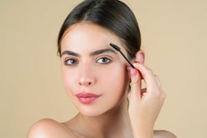 ¿Cejas demasiado finas o despobladas? Expertos en belleza revelan los mejores métodos naturales y científicamente respaldados para estimular su crecimiento.