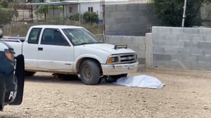    Un hombre perdió la vida en un trágico accidente ocurrido en la colonia Nueva Jerusalén, en Ciudad Acuña, luego de quedar prensado por su propia camioneta