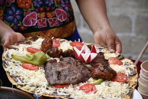 Con la elaboración de 1,200 tlayudas colocadas en una línea de 350 metros, Oaxaca logró establecer un nuevo Récord Guinness por la línea de tlayudas más larga