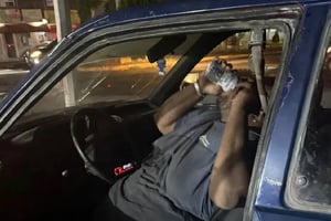 Un conductor en estado de ebriedad provocó un violento accidente en Torreón, dañando vehículos y resistiéndose a la detención de las autoridades municipales.