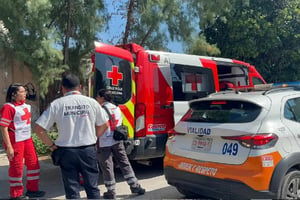 Una joven de alrededor de 20 años sufrió lesiones tras arrojarse desde un segundo piso en la colonia Francisco Villa de Torreón, en una aparente crisis